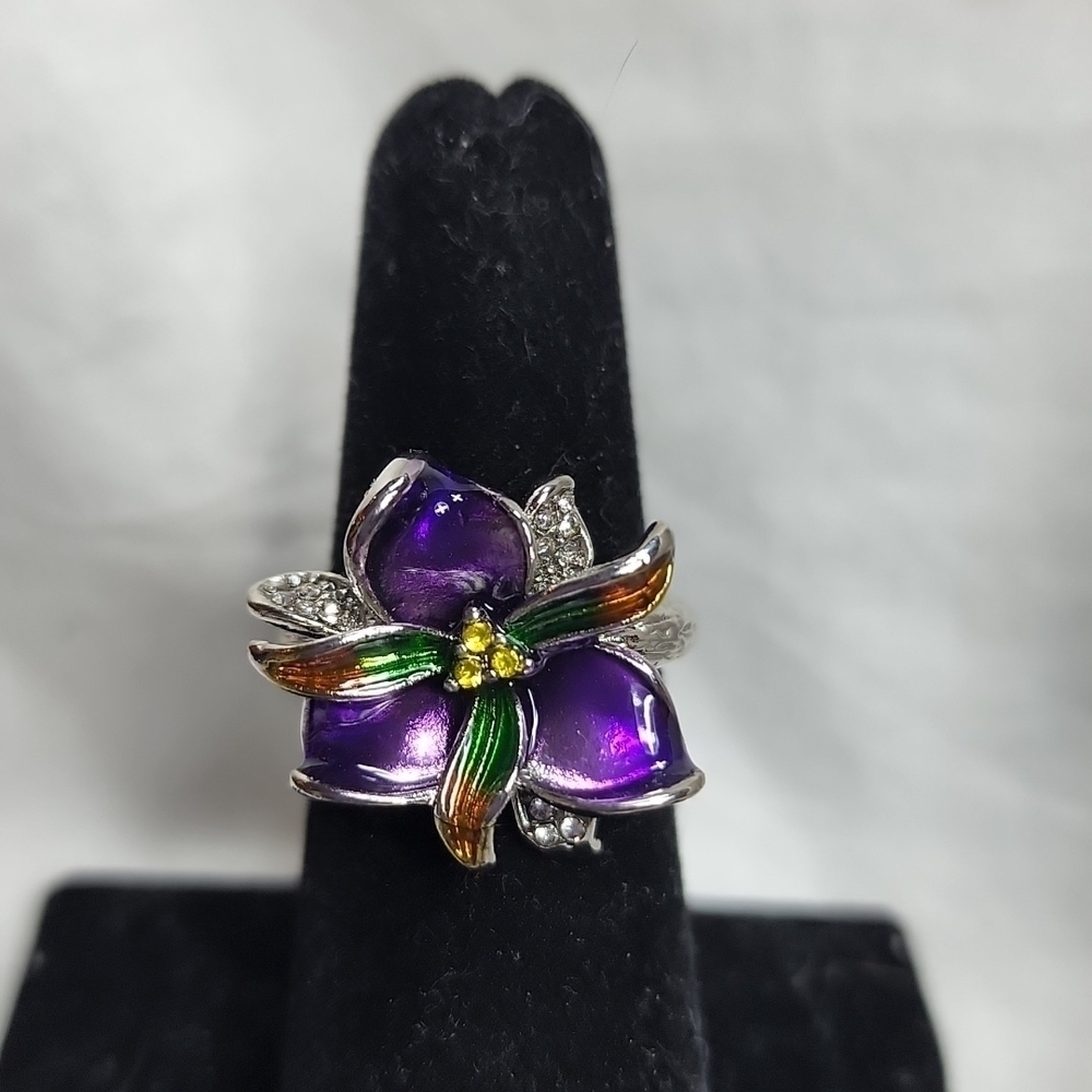 🎄NWOT STERLING SILVER FLOWER RING🎄